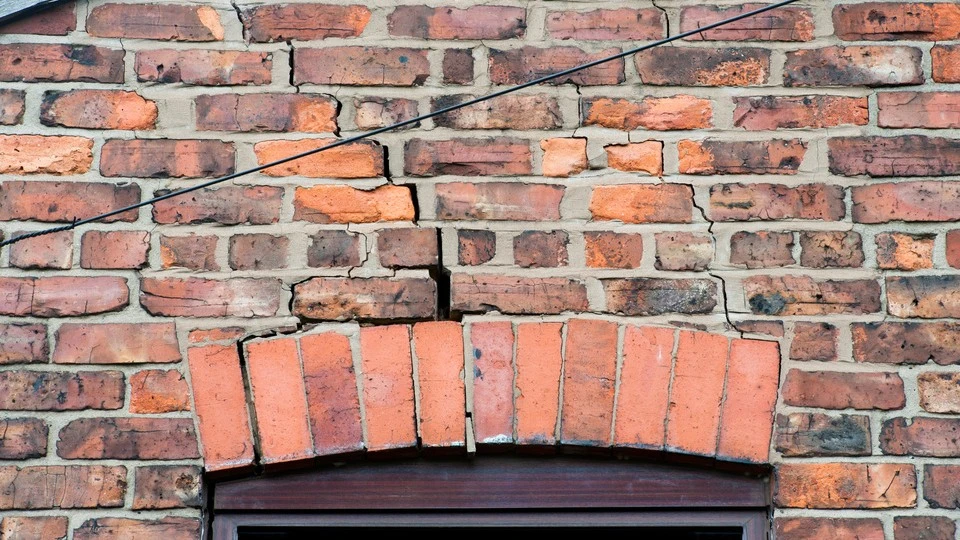 Step cracks in mortar joints above